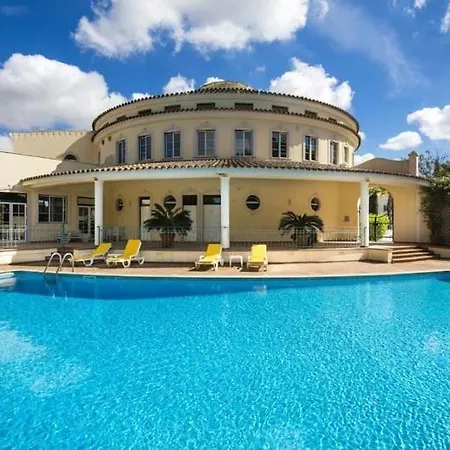 Sleeps 6 Air Con Wifi