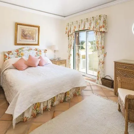 Sleeps 6 Air Con Wifi Villa
